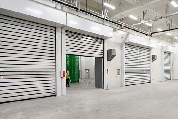 助力國(guó)產(chǎn)半導(dǎo)體行業(yè)！北方華創(chuàng)潔凈車(chē)間用西朗門(mén)業(yè)硬質(zhì)快速門(mén)