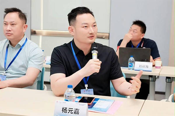 上图:西朗门业董事长杨元嘉在会上发言交流 上图:西朗门业董事长杨元嘉在会上发言交流