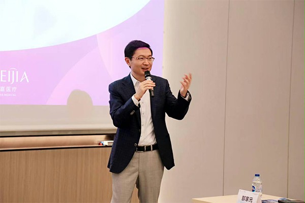 上图为:沛嘉医疗董事长张一博士做主题分享 上图为:沛嘉医疗董事长张一博士做主题分享