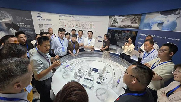 上图为:与会企业家参观沛嘉医疗展厅 上图为:与会企业家参观沛嘉医疗展厅