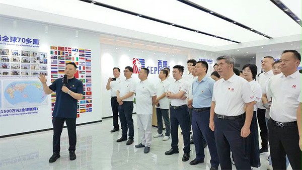 上图为:西朗门业党支部书记、董事长杨元嘉为来宾介绍公司发展情况 上图为:西朗门业党支部书记、董事长杨元嘉为来宾介绍公司发展情况