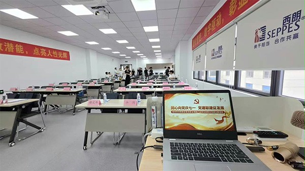 上图为:党建活动现场 上图为:党建活动现场