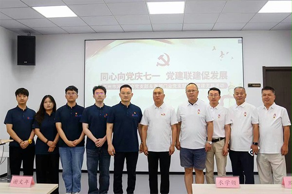 上图为:部分党员合影留念 上图为:部分党员合影留念