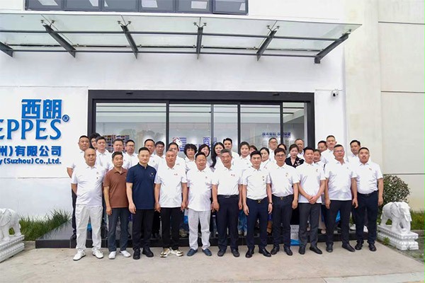 上图为:部分与会人员合影留念 上图为:部分与会人员合影留念