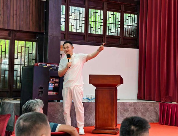 上图为:西朗门业董事长、阿里巴巴国际站签约金牌讲师杨元嘉分享现场 上图为:西朗门业董事长、阿里巴巴国际站签约金牌讲师杨元嘉分享现场