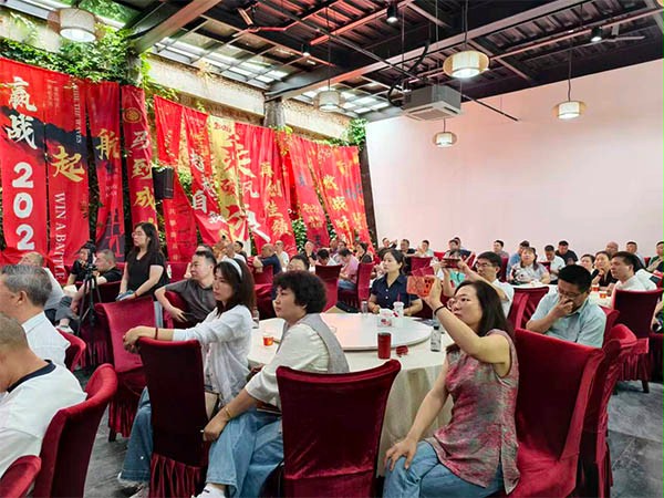 上图为:分享现场的企业家们认真听讲和拍照记录 上图为:分享现场的企业家们认真听讲和拍照记录