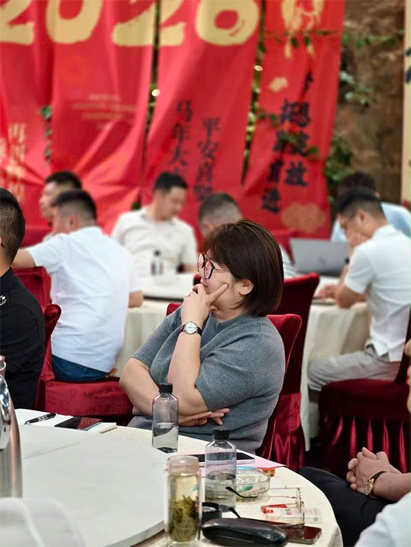 上图为:苏州市河南商会副会长、女企业家于素真董事长在活动现场 上图为:苏州市河南商会副会长、女企业家于素真董事长在活动现场