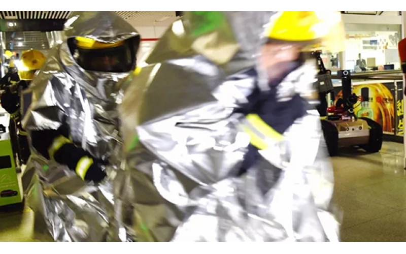 消防員穿著凱爾曼代理的進口避火服在地鐵救援演習